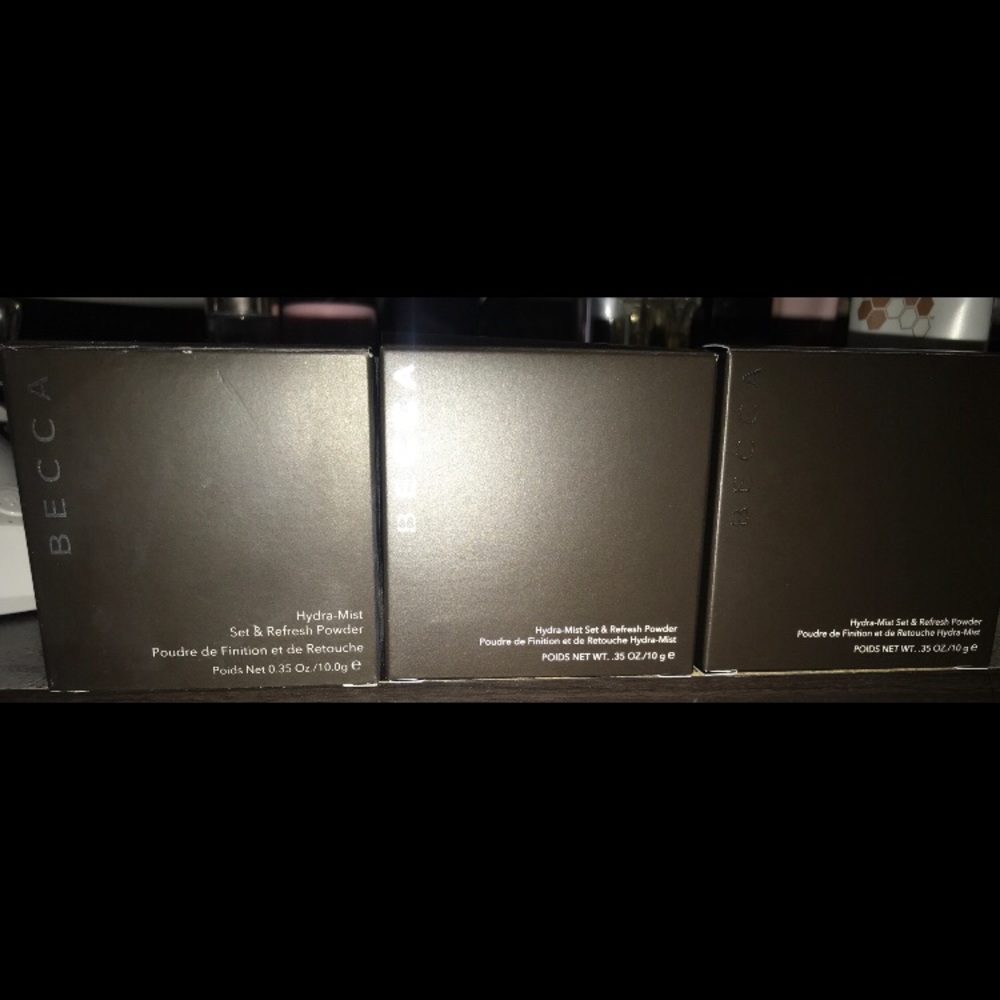BECCA set & refresh powder.